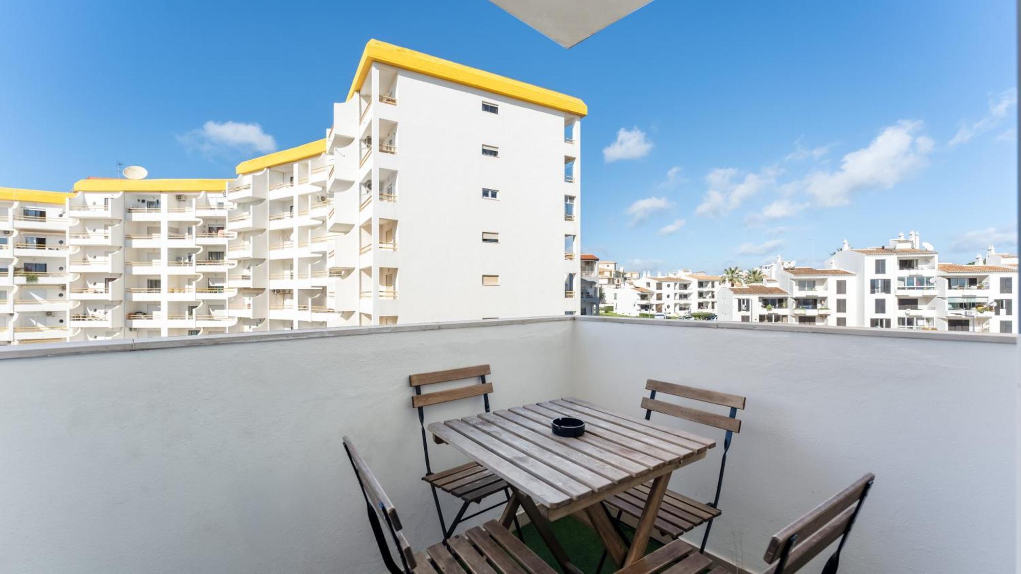 Sunny Retreat With Pool And Balcony By Lovelystay البوفيرا المظهر الخارجي الصورة